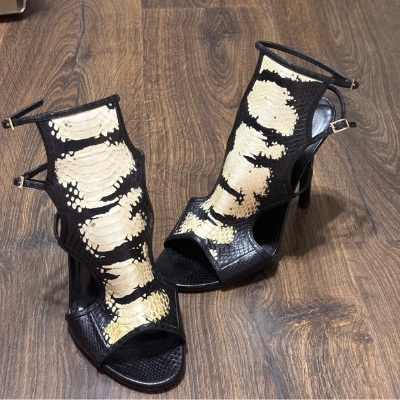 Tamara Mellon
Water Snake Cutout Accent Gladiator Sandals size 8 - Picture 6 of 15